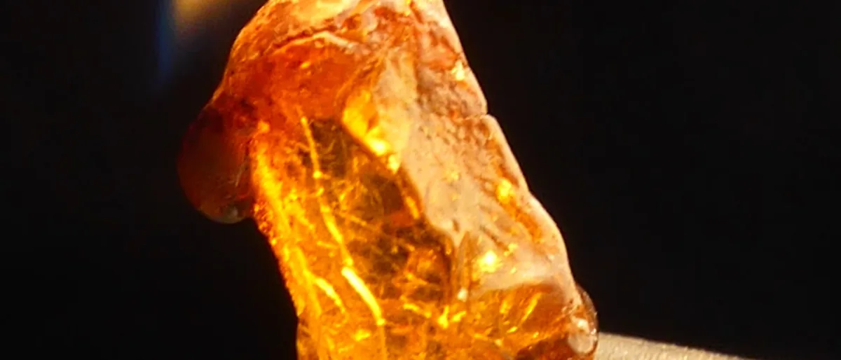 Bloc d'ambre jaune translucide : une résine naturelle fossile, ancêtre des résines utilisées en sculpture