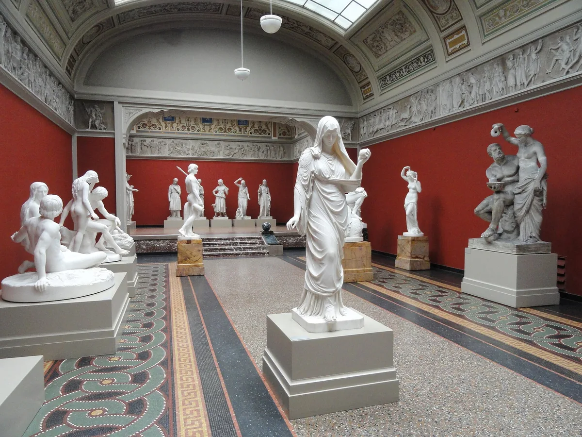 Galerie de statues antiques à la Glyptothèque Ny Carlsberg de Copenhague