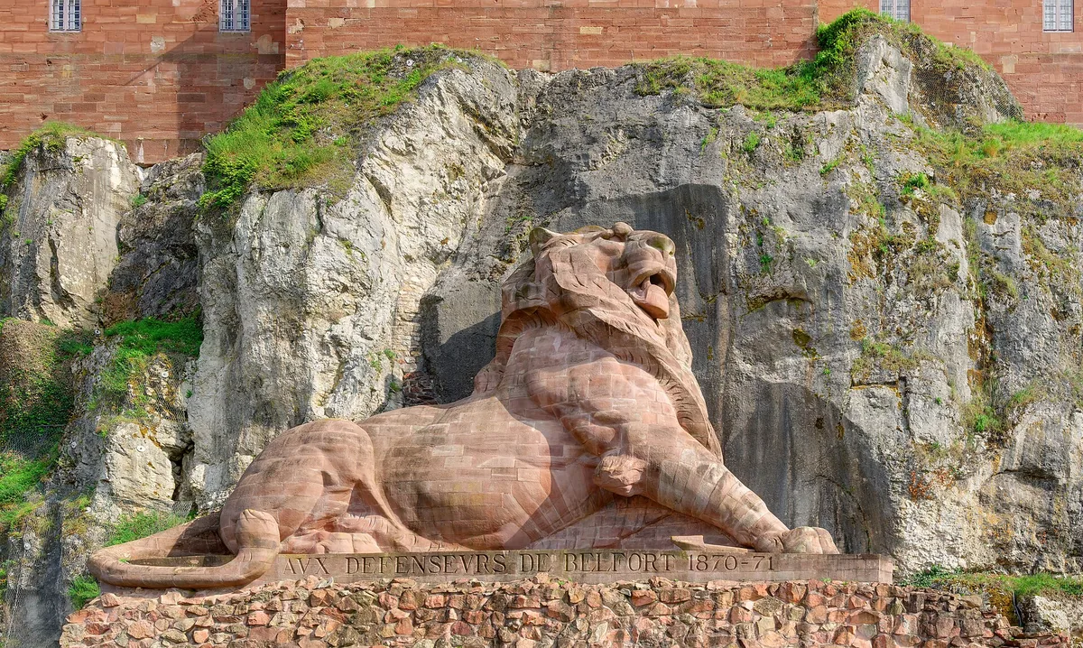Le Lion de Belfort d'Auguste Bartholdi, sculpture monumentale en grès de 22 mètres de long