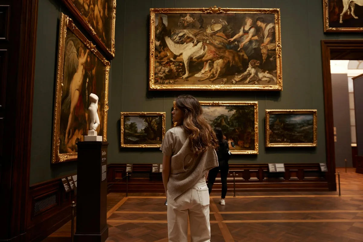 Intérieur épuré d'un musée d'art contemporain