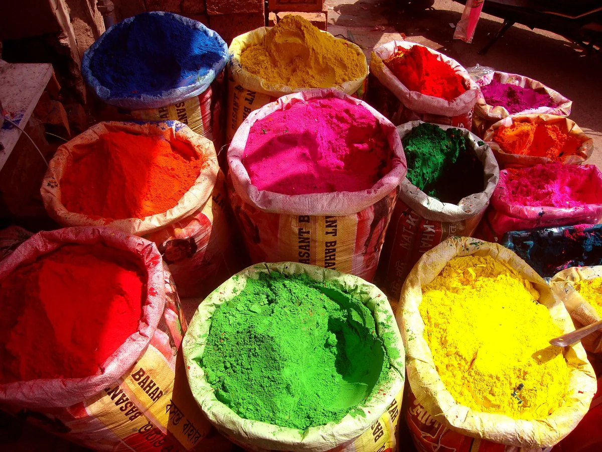Tas de pigments colorés en poudre : la couleur pure, matière première de la pop sculpture