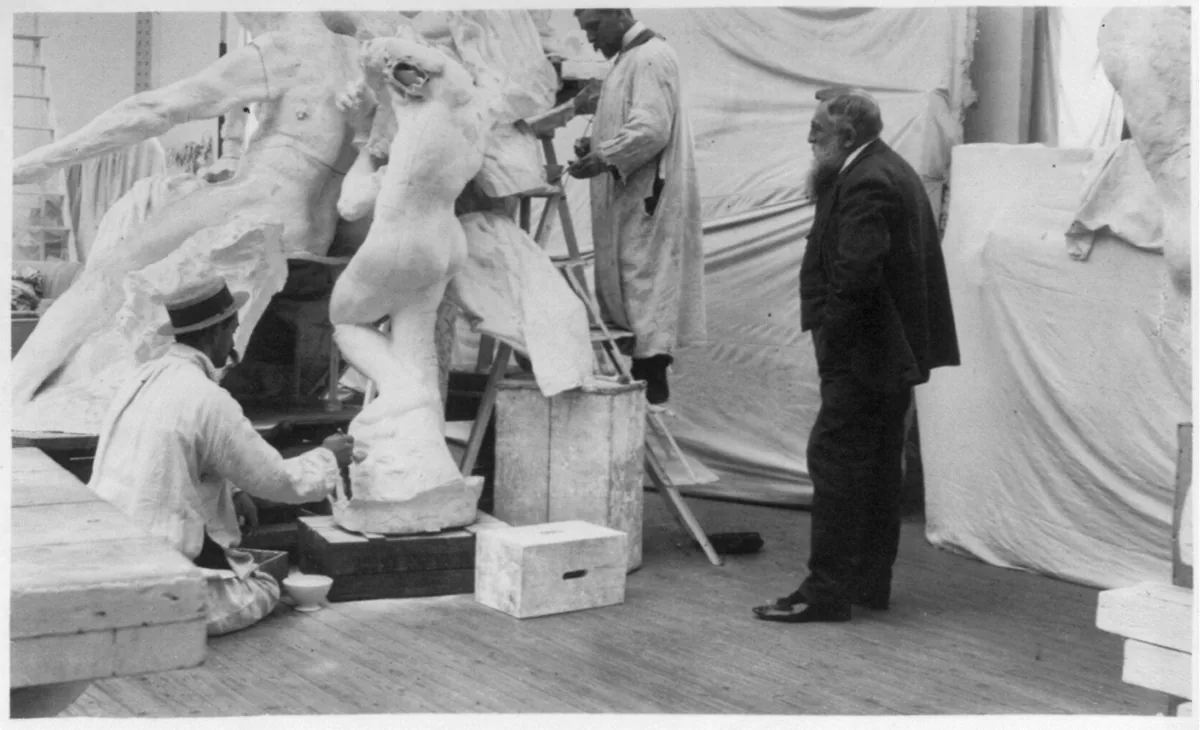 Auguste Rodin dans son atelier de Paris en 1905, entouré de plâtres en cours