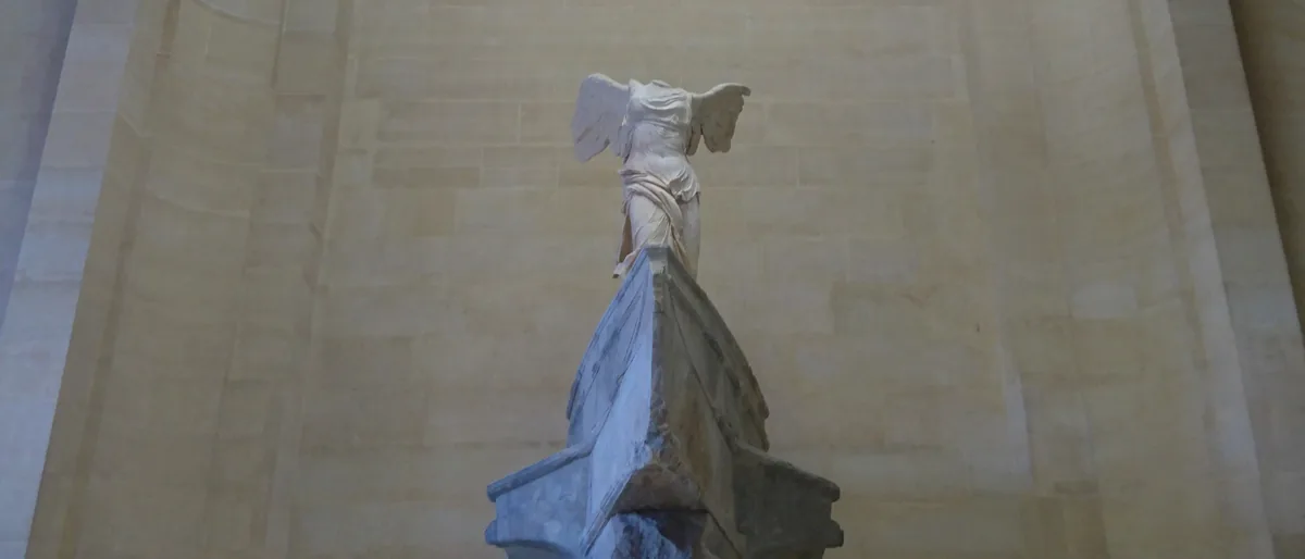 Victoire de Samothrace, célèbre sculpture grecque antique en marbre, musée du Louvre